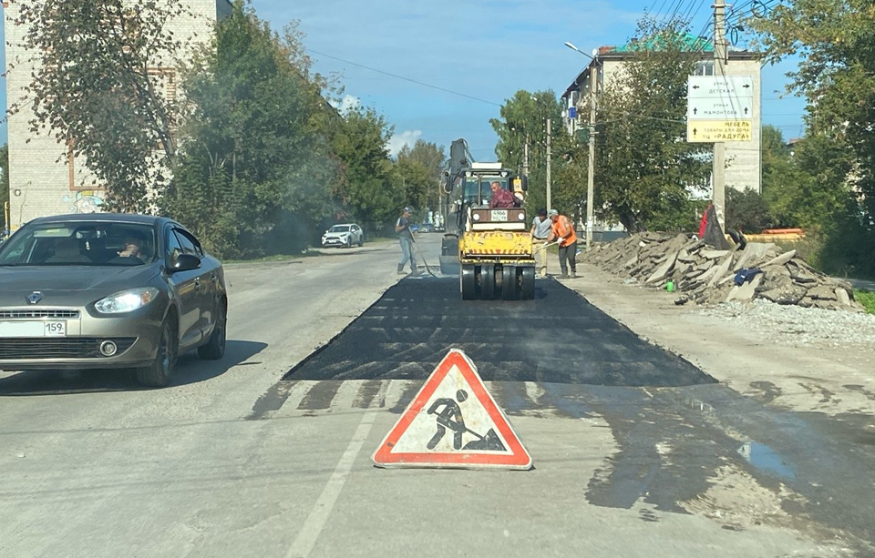 Полная реконструкция теплосети по улице Сверлова вопрос нескольких сотен миллионов рублей. Поэтому в ожидании ремонта коммунальные службы заменяют точечно изношенные трубы и «штопают» после работ асфальт