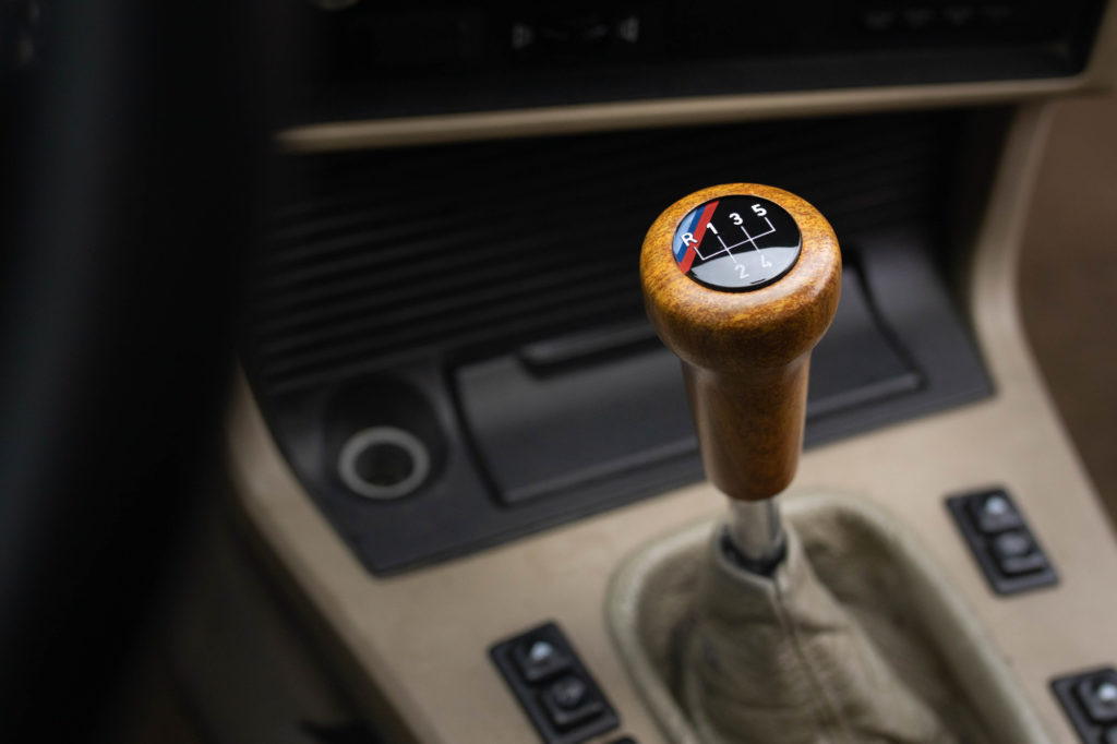 Рекламная фотография напечатанной рукоятки коробки переключения скоростей, имитирующего дерево