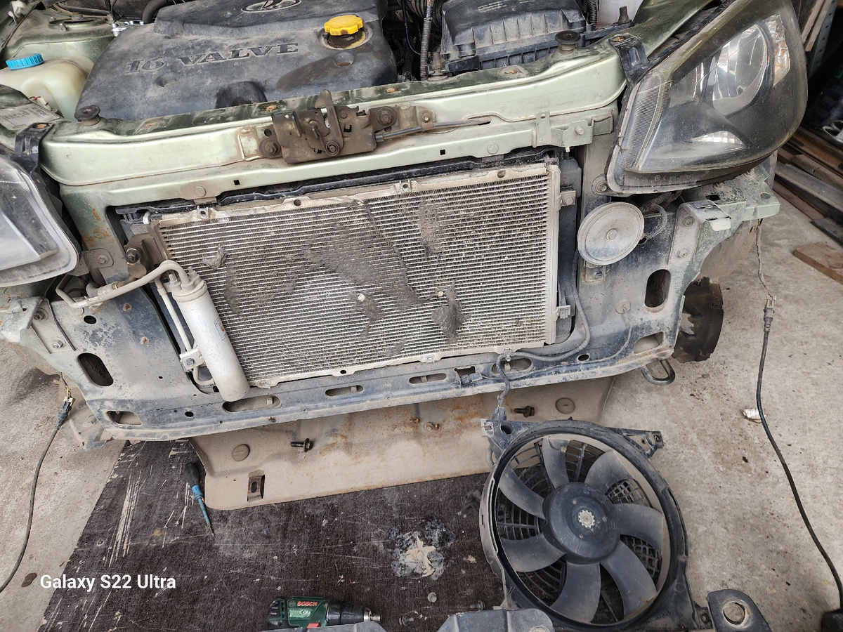 Вентилятор снял чтобы почистить радиатор.