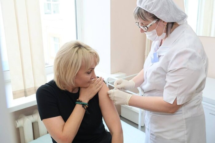 В качестве рекламной модели вакцинации глава региона выглядит очень достойно / Фото: телеграм-канал Мария Костюк