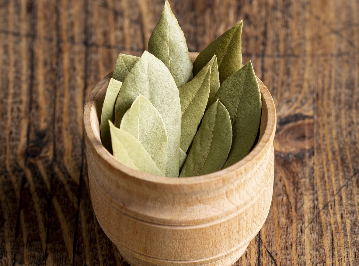    Кладу лавровый лист в унитаз каждый раз, когда ухожу: результат всегда радует - эффект заметен сразу и без химии