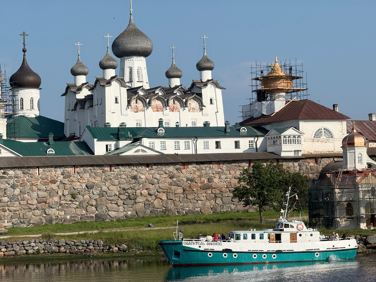 Соловецкий монастырь с парома. 