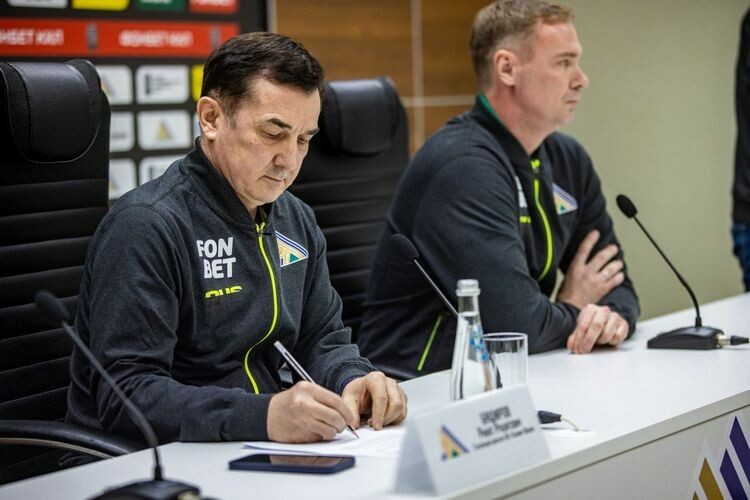    Ринат Баширов (слева): «Главная задача — попасть в плей-офф».   
Фото: hcsalavat.ru