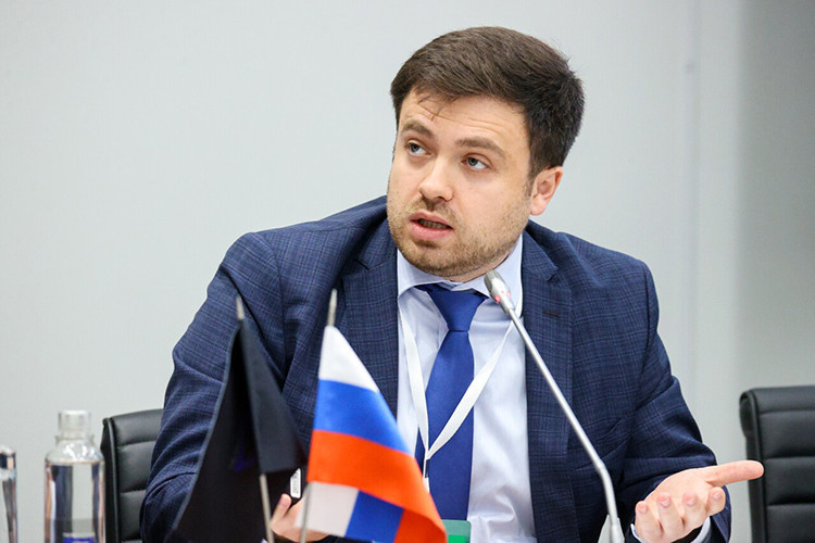    Денис Кирюхин: «С бюджетом есть ограничения, растет стоимость строительных ресурсов, содержания».   
Фото:  kazandigitalweek.tass.photo
