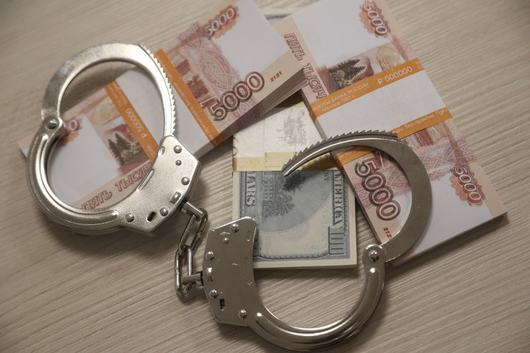    По версии силовиков, подрядчик исполкома устроил к себе мать чиновника, которая ежемесячно получала скромную зарплату. Но трудоустройство, уверены ФСБ и СКР, было фиктивным. С 2019 года таким образом, подсчитали следователи, и «накапало» свыше 1 млн рублей.   
Фото: «БИЗНЕС Online»