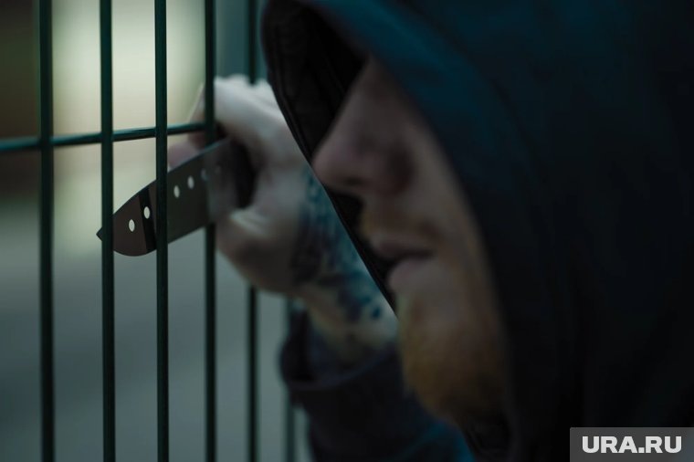 Подросток зашел в здание школы через открытые двери. Фото: Руслан Яроцкий © URA.RU