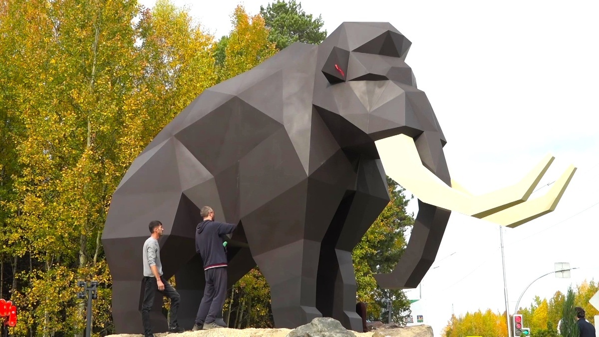    В Пыть-Яхе установили уникальную скульптуру мамонта