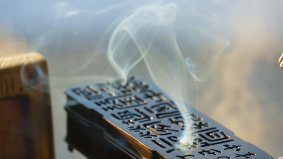 Истину можно найти в кувшине с вином. Блаженных небожителей можно встретить в обществе публичных женщин. Даже самое возвышенное нельзя отделить от вещей обыденных.
ХунЦзычен "Вкус Корней"