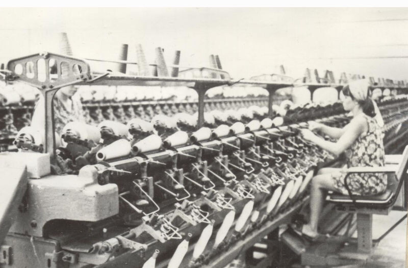    Общий вид мотального цеха прядильно- ткацкой фабрики №3 Камышинского ХБК (1973 года; автор А. Орел).