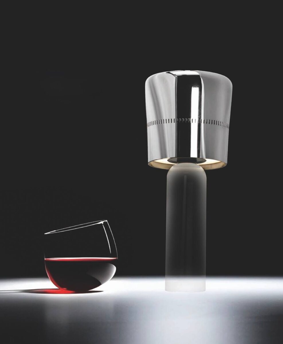 На фото: настольная лампа от SANTAN, серия Wine Glass. Аккумуляторная батарея позволяет свободно перемещать светильник, сохраняя эстетику чистого пространства