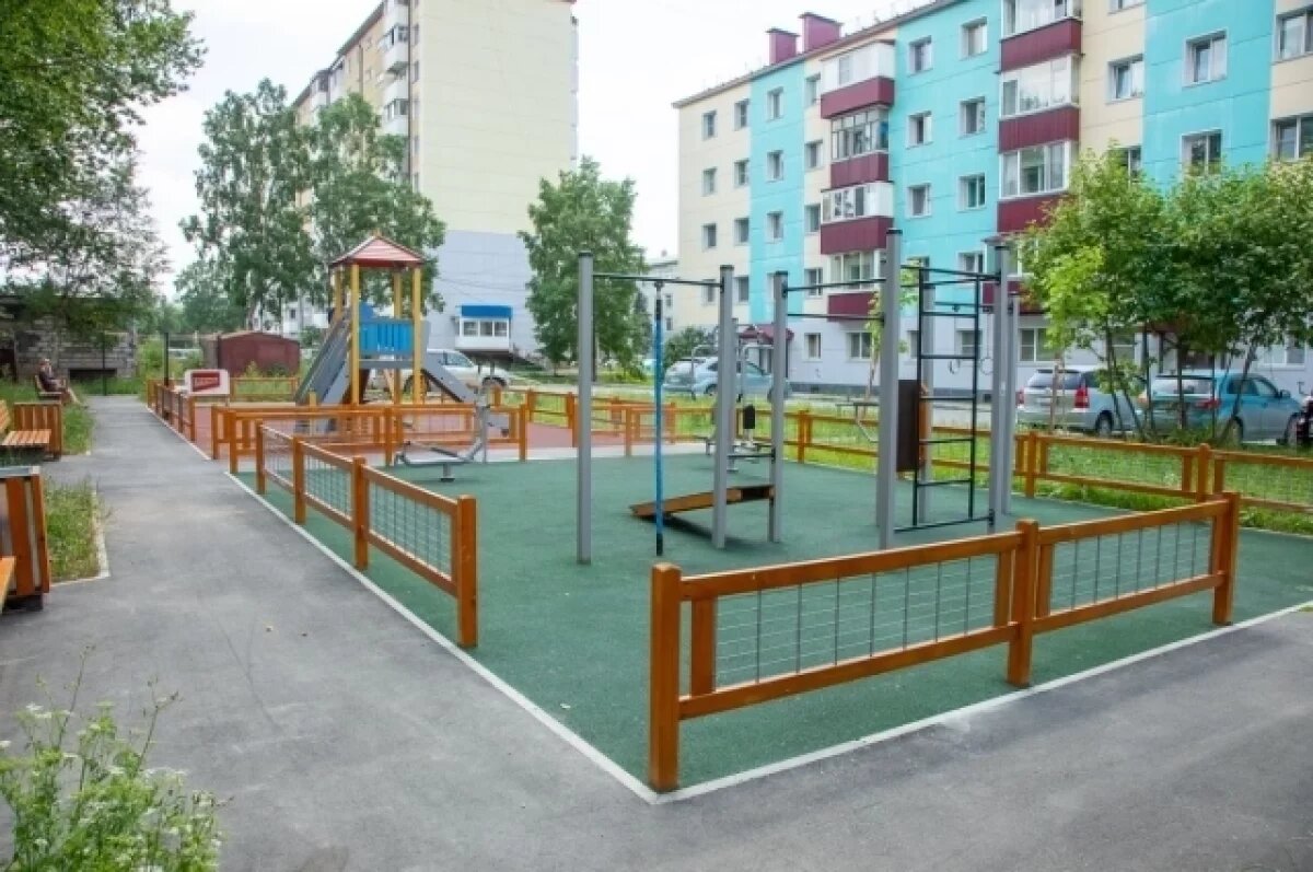    Двор в Краснокаменске преобразился в мини-парк