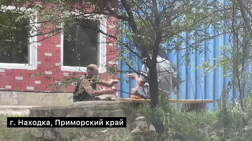 Распитие паленого алкоголя происходит прямо напротив магазина 