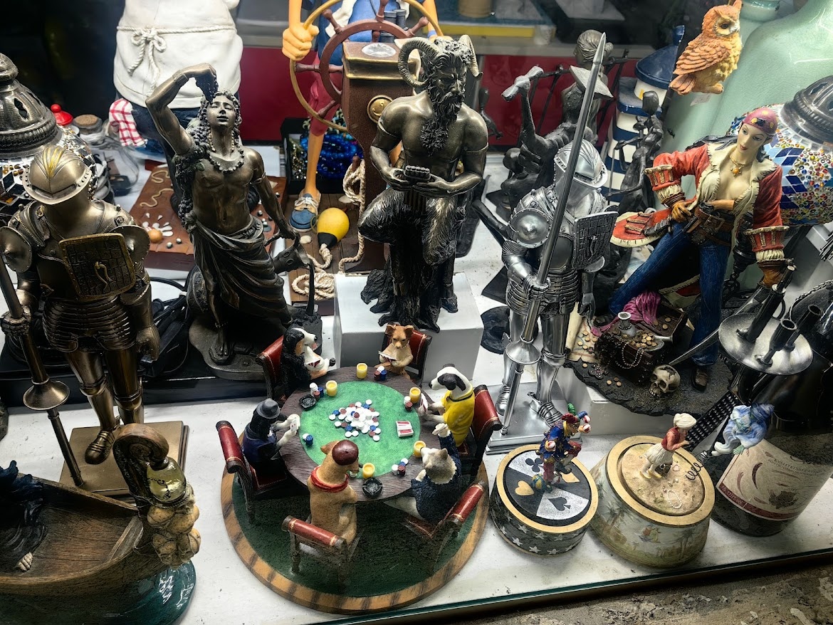 Фигурки сувенирные. Не тюремного производства. Просто для иллюстрации. 