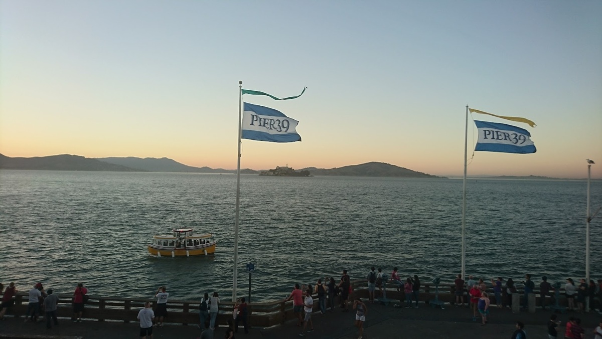 Сан-Франциско, вид на Алькатрас с Пирса 39. Листайте галерею, там крепость крупнее. 