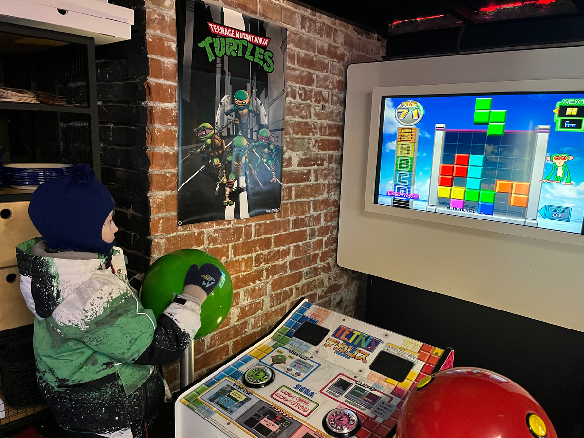 тетрис с большим джойстиком в кафе у входа