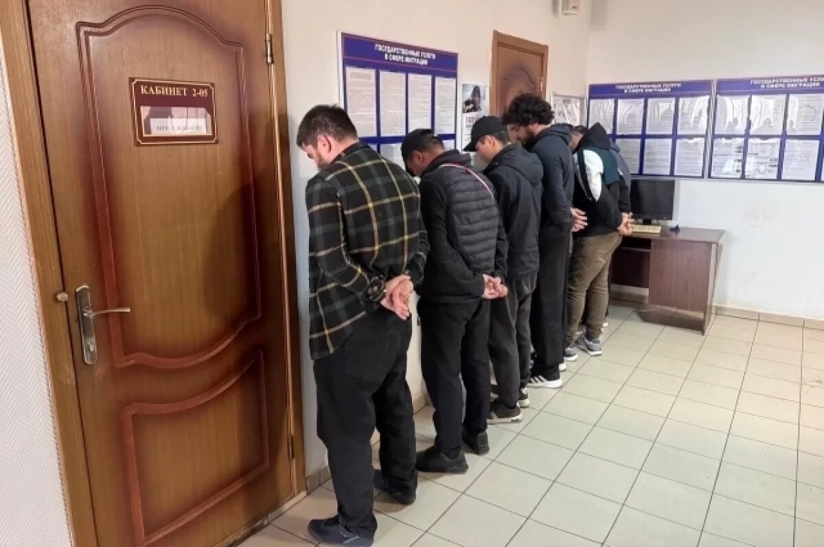    Под Красноярском после проверки решили выдворить 5 таксистов-мигрантов