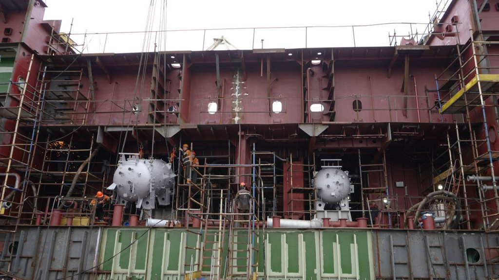 На строящийся ледокол "Ленинград" проекта 22220 установлены парогенераторы / Фото: "Балтийский завод"  📷
