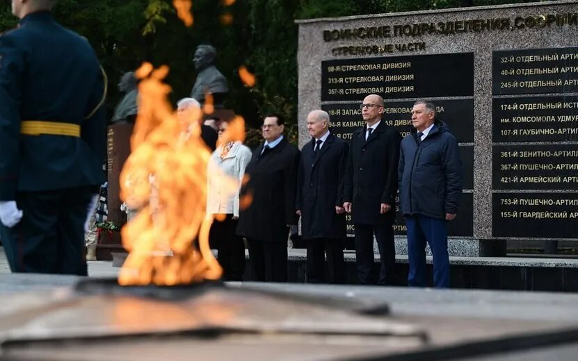    Фотофакт: цветы возложили к Вечному огню Ижевска в день оружейника