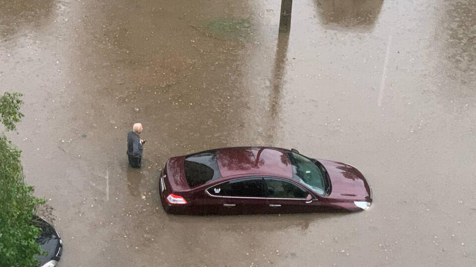     Выборг ушел под воду из-за мощных ливней РЕН ТВ