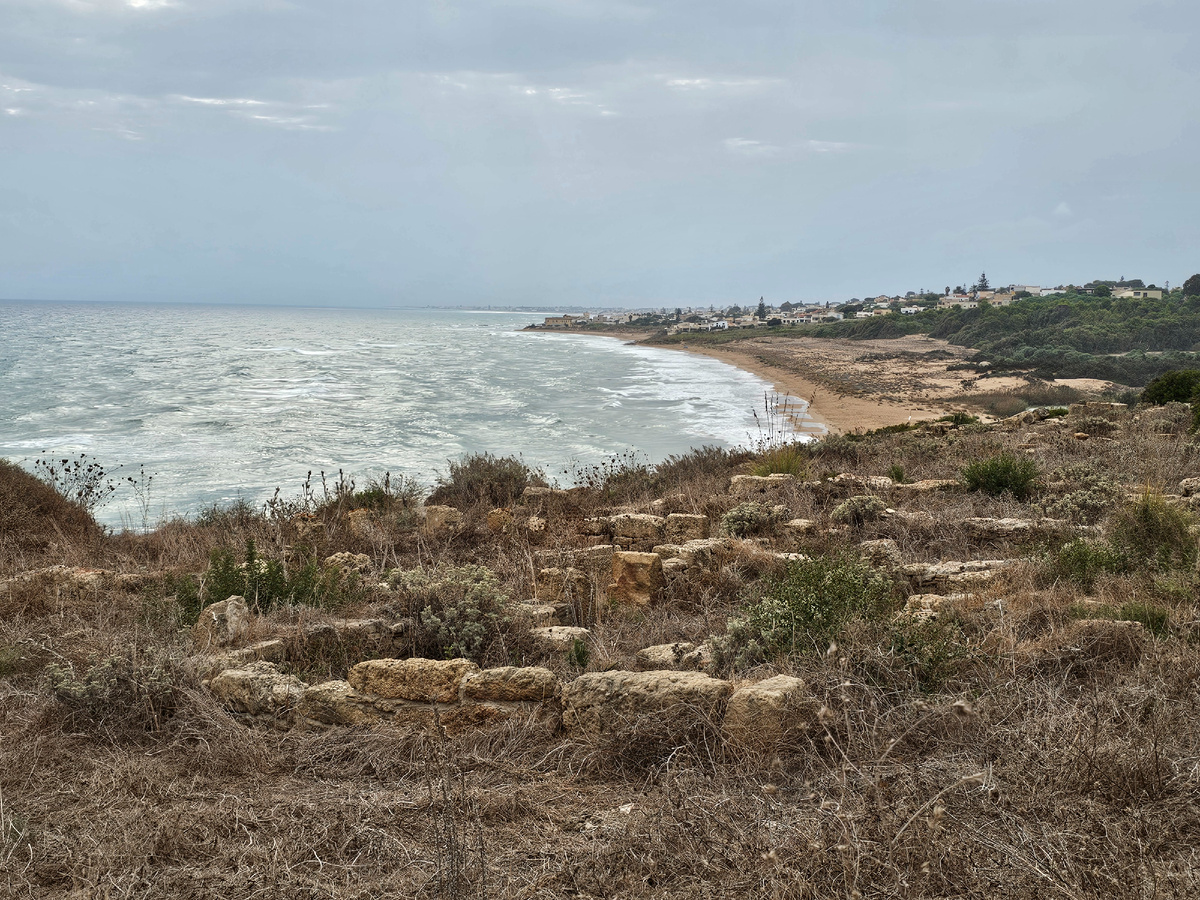 Море, облака и фундаменты древних строений