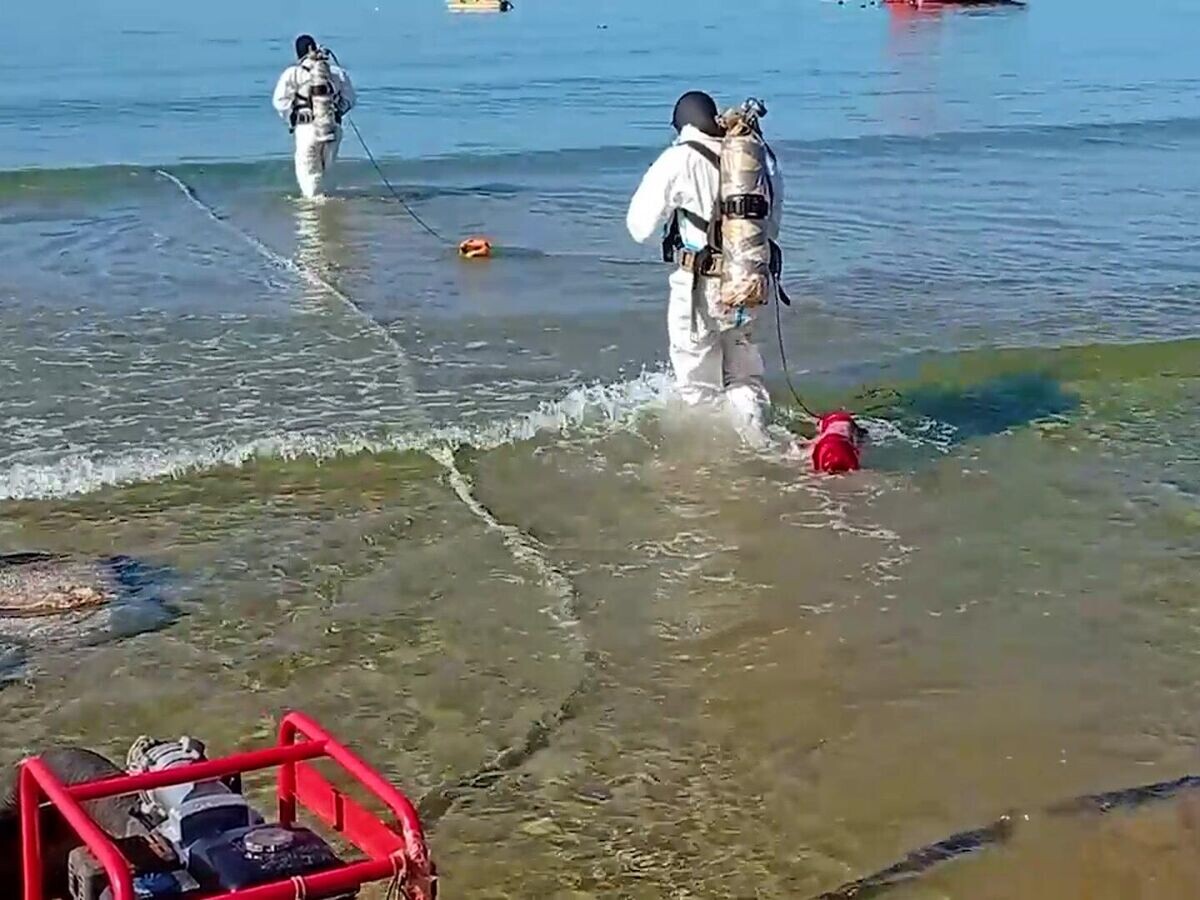    Работа водолазов по сбору мазута с морского дна у берегов Анапы© @opershtab23