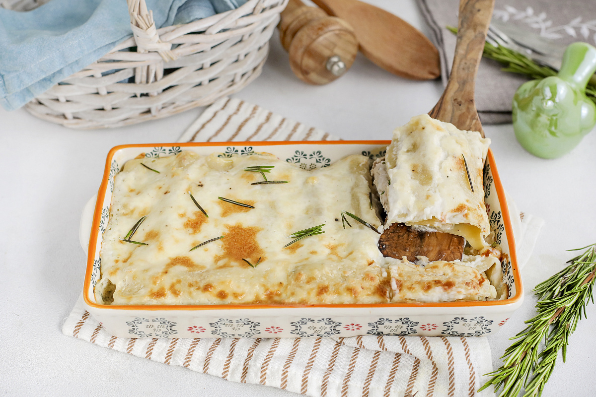 Запечённые каннеллони с начинкой из фарша трески под сырной корочкой