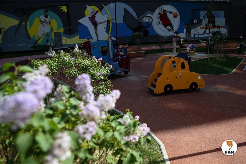    ЕАН. Двор многоквартирного дома