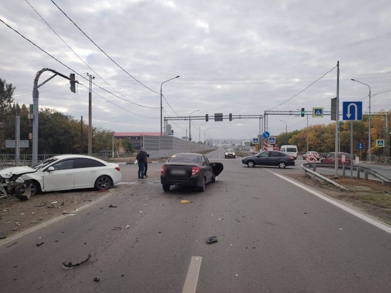    Под Оренбургом два человека пострадали при столкновении «Шевроле» и «Лады» Оренбуржье