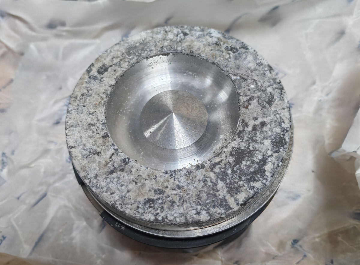 фото 1. Поршень с выраженными следами коррозии.