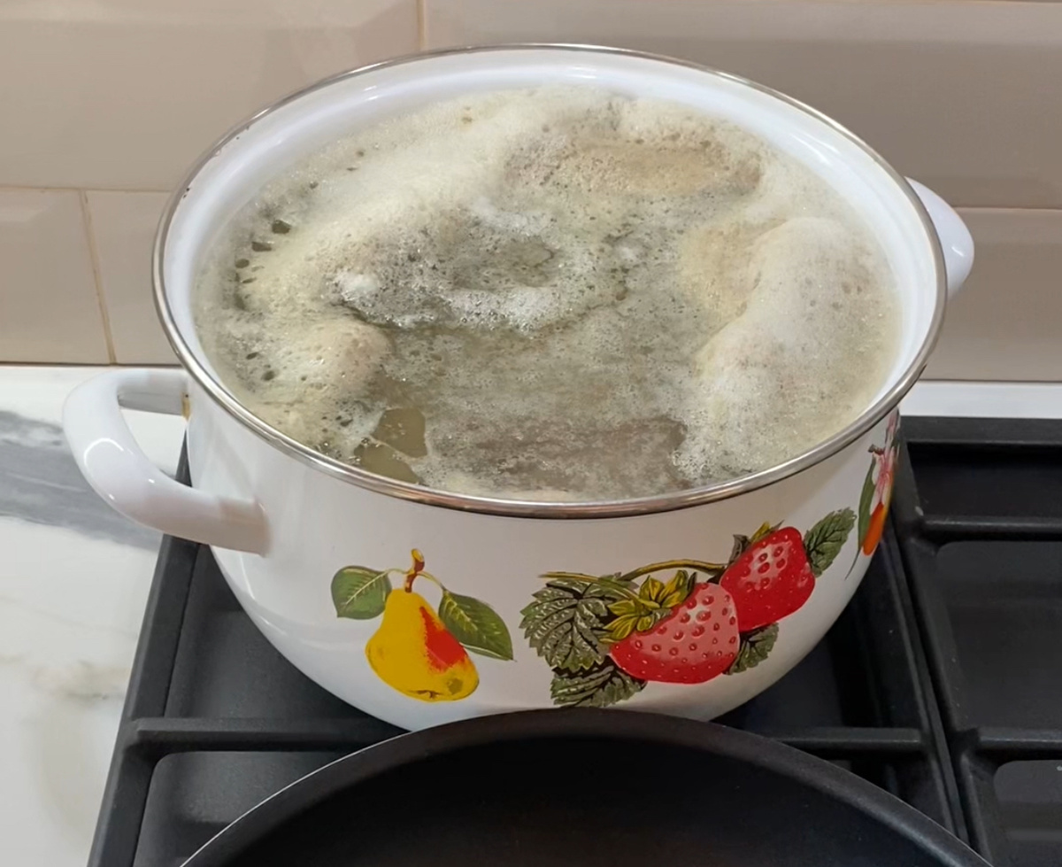 Довести до кипения с пеной, слить воду. Набрать свежую.