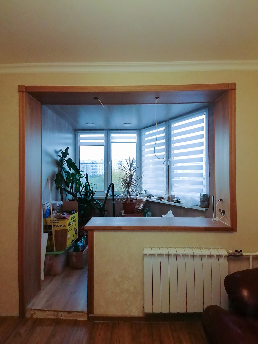 Портал из дуба в проходе на балкон