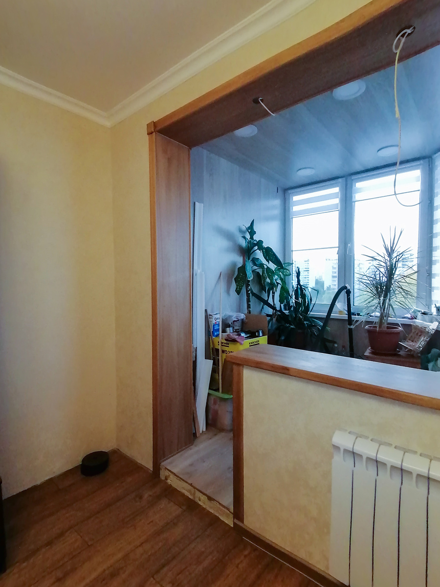 Портал из дуба в проходе на балкон