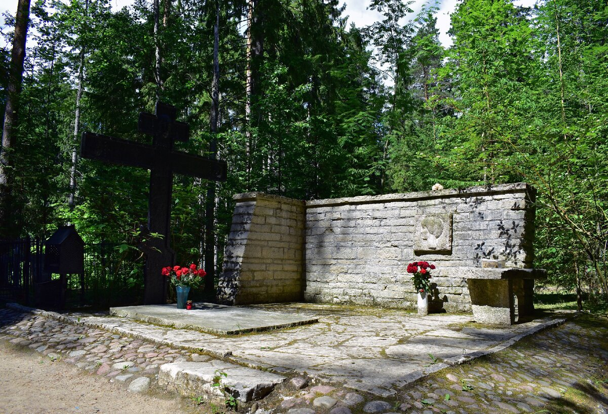 Мемориал Анны Ахматовой на Комаровской кладбище