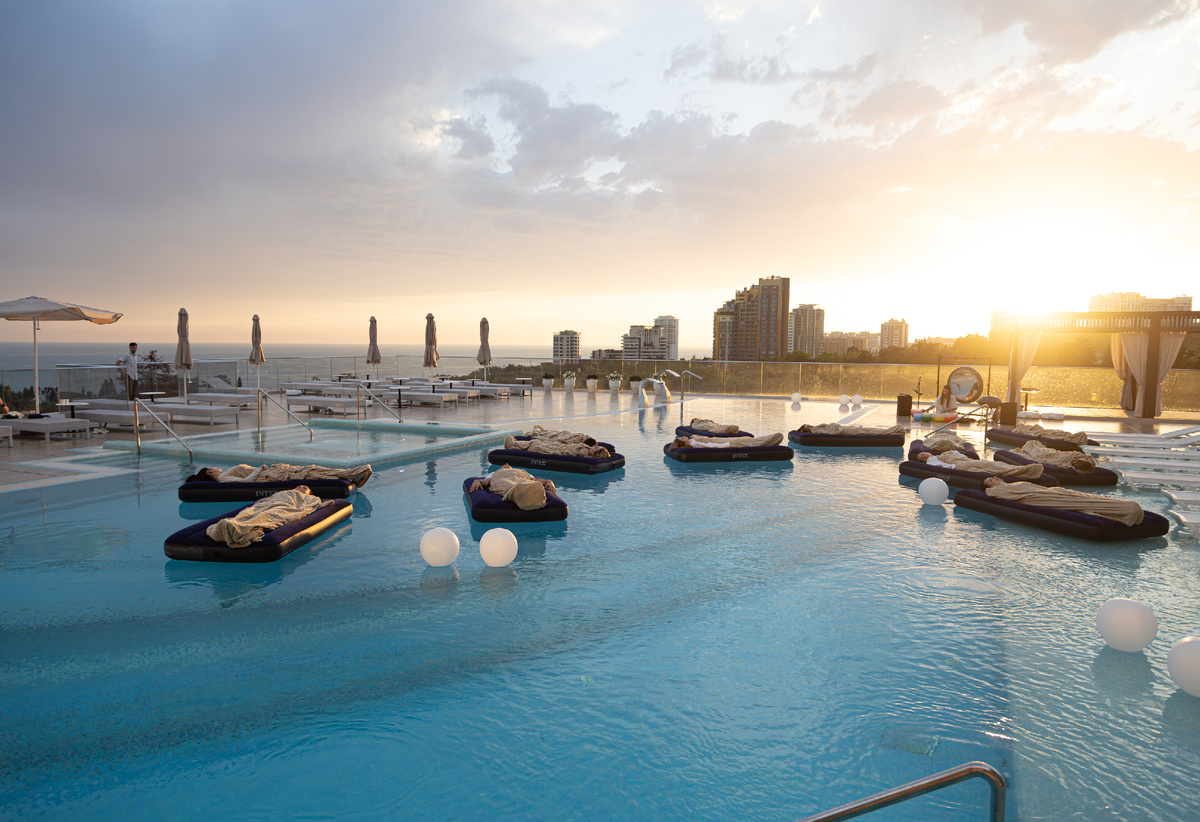 Иммерсивная медитация на открытом бассейне в Luciano Hotel & Spa Sochi 