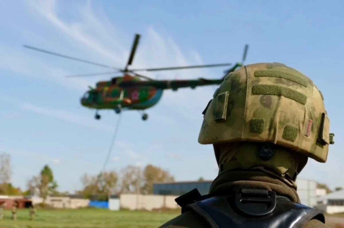    В Омске сотрудники ОМОН Росгвардии прыгали из вертолёта с канатом