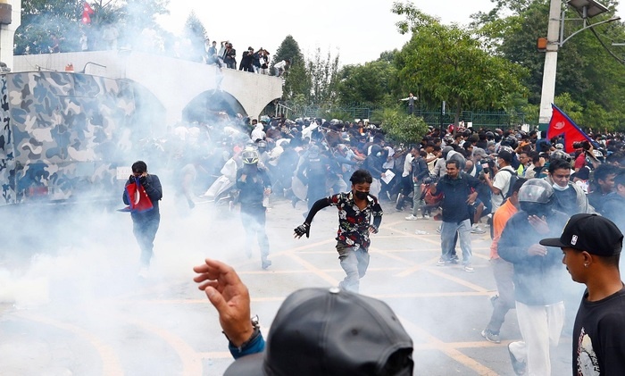    Молодежь Непала устроила революцию из-за блокировки соцсетей?