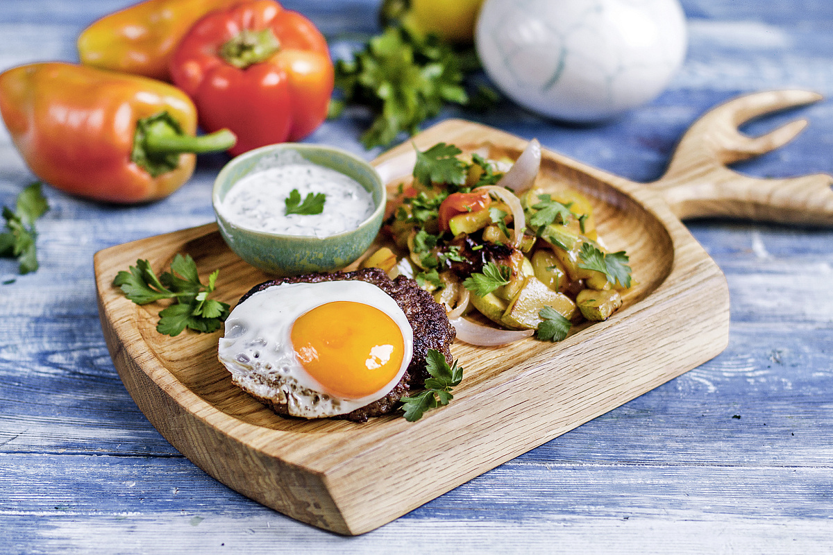 Бифштекс из рубленой говядины с глазуньей и печёными овощами