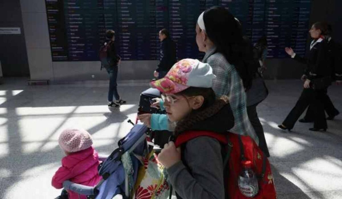     Люди в аэропорту. Источник: rbc.ru Автор фото: Андрей Любимов