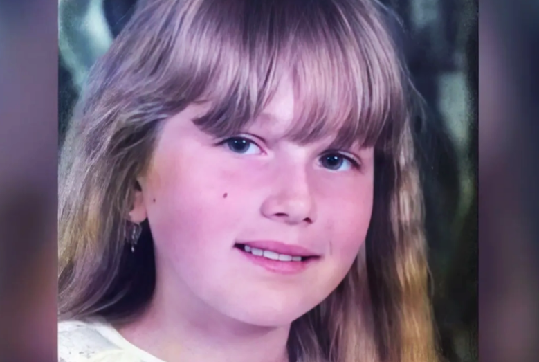 на фото Карина Андоленко в детстве