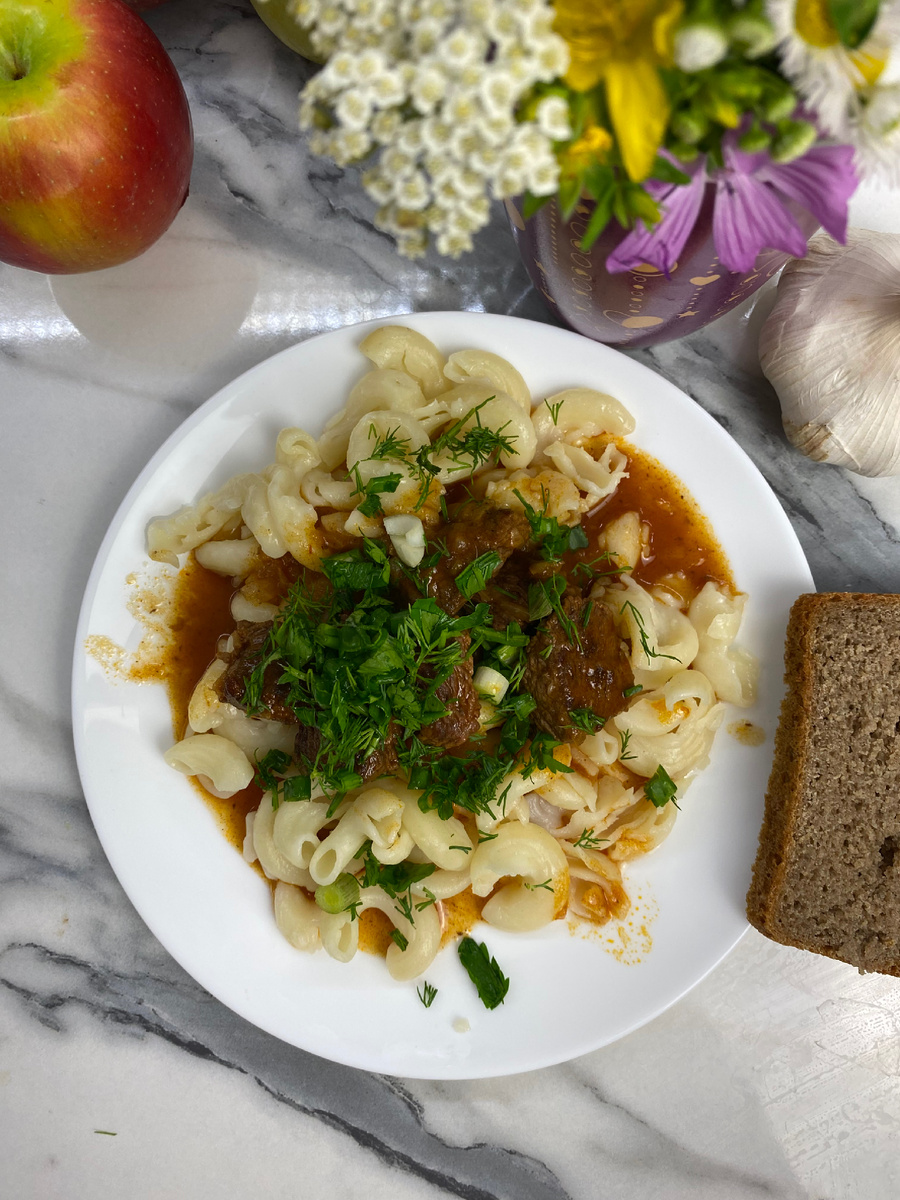 Гуляш из говядины с подливой.