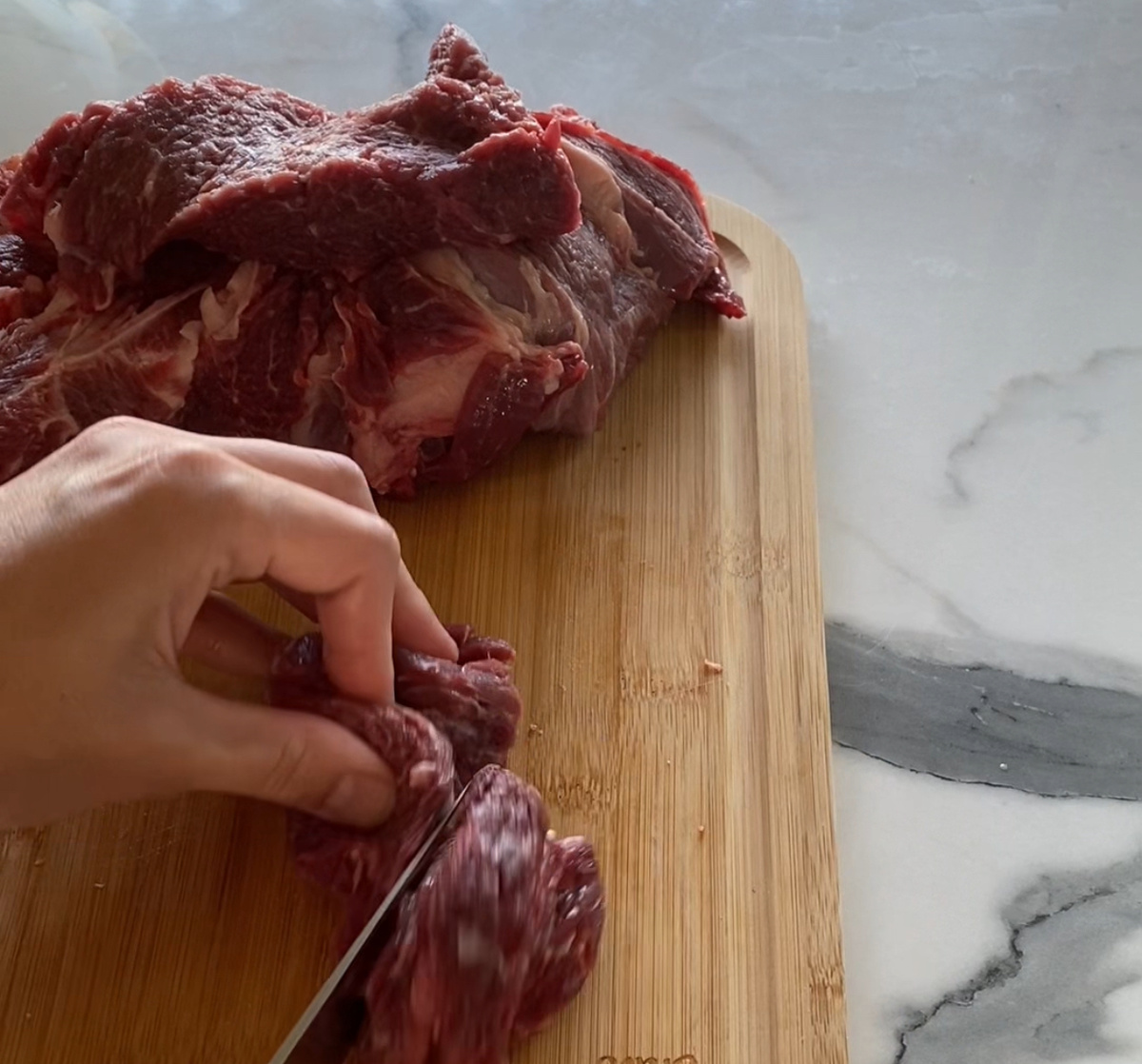 Мясо нарезать небольшими кусочками.