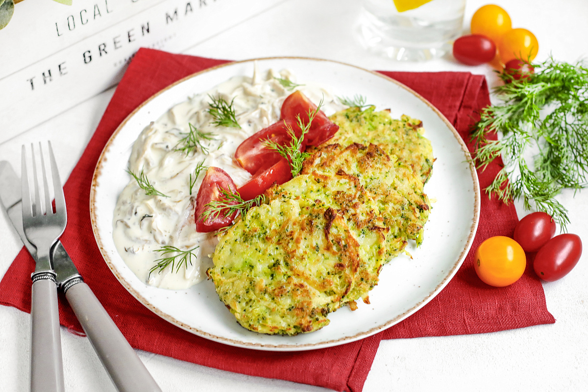 Драники из брокколи и картофеля с вёшенками в сливочном соусе
