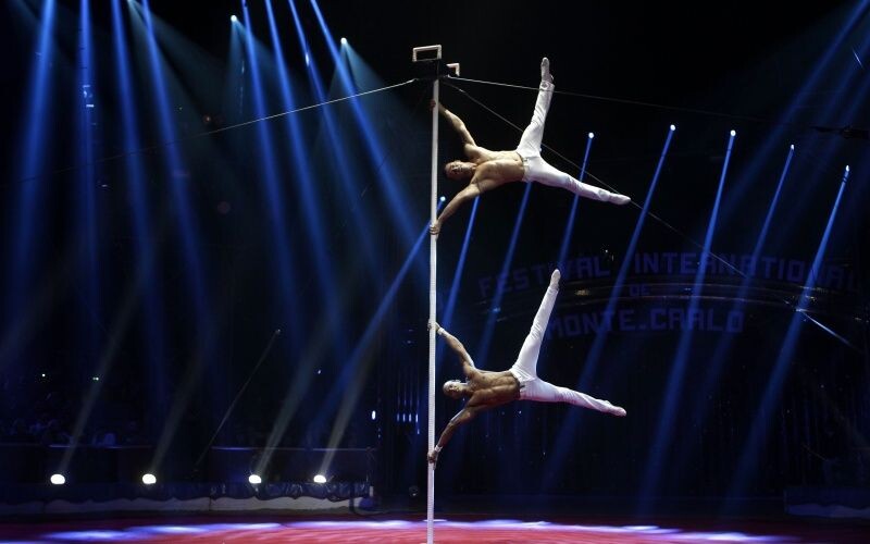 Кубинские гимнасты на мачте Loesvel Almeida Gutierrez и Diosmani Aguero Leon на 37-ом Международном Цирковом Фестивале в Монте-Карло