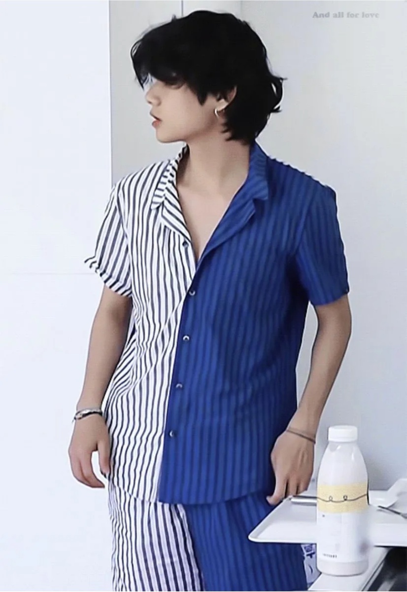 Гибкая прекрасная виноградная лоза Ким Тэхён. Вот вам и пижама! И расстегнутая верхняя пуговка! 