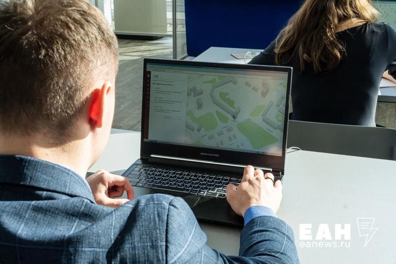    ЕАН . Школьник за ноутбуком