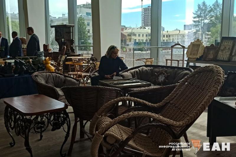    ЕАН. Люди в ресторане