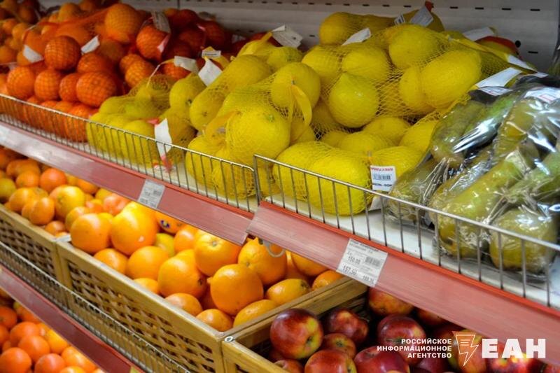    ЕАН / Полки с фруктами в сетевом магазине