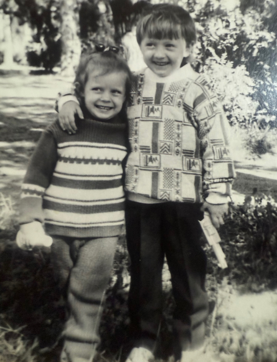 Мы с братом в детстве. Два бандита 😁