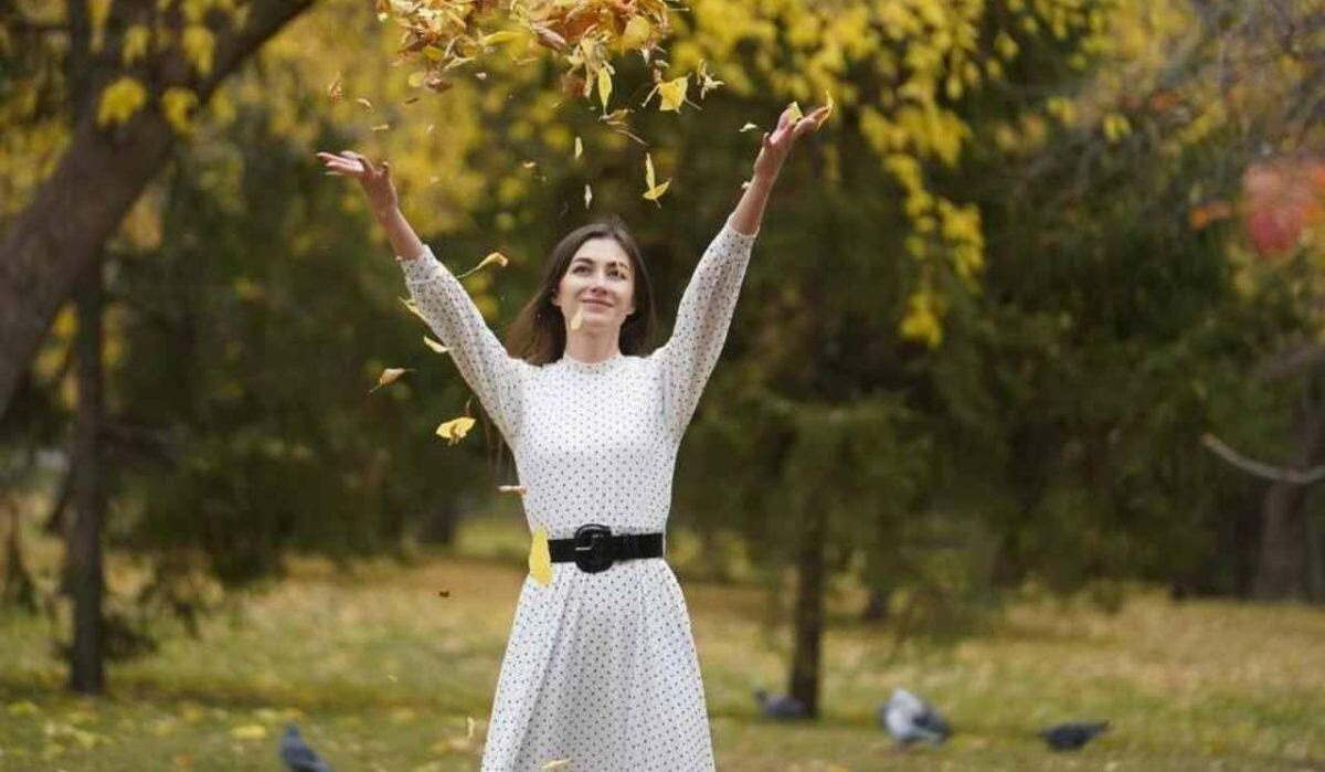     Девушка бросает листья. Источник: nsk.kp.ru Автор фото: Светлана Маковеева