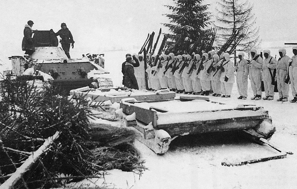 Типовые десантные волокуши, которые строились в 1941-43 годах. Их использовали и для десанта, и для установки огнеметов.